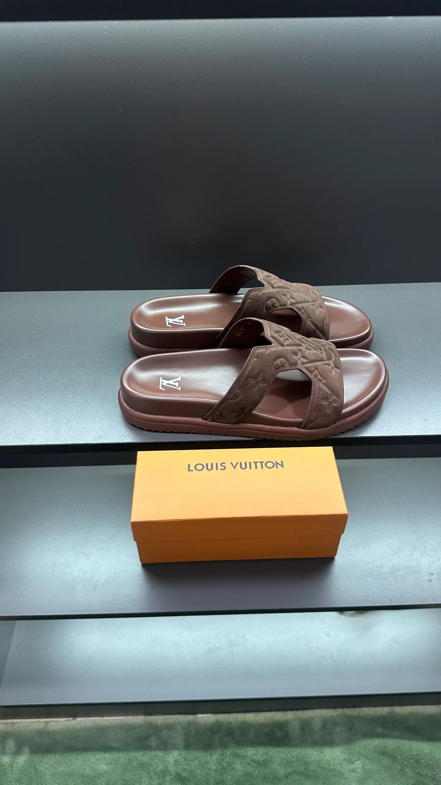 P320 🔍LV Men's Spring and Summer Slippers Counter Synchronization. The uppers are imported cowhide fabric from Italy, with logo graphics and high-quality craftsmanship. The soles are: original soles specially provided by the original factory. The exclusive movable molded soles are super comfortable. The original factory follows the order. 🔍🔍High quality. You can enter and leave the counter at will. Welcome to compare. Code number 38-45 No. 058